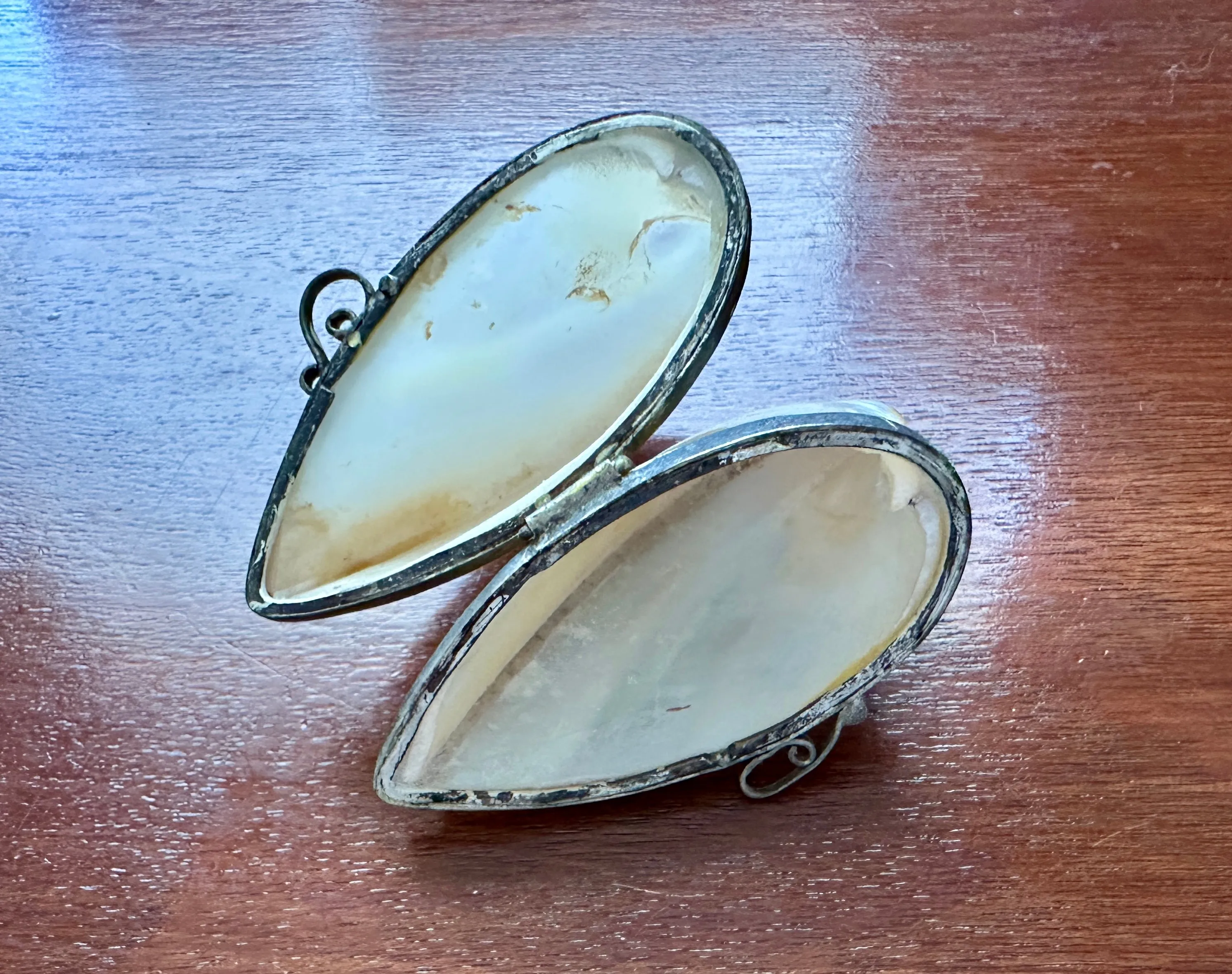 Vintage MOP Mother of Pearl Shell Heart Shaped Jewelry Trinket Box Hinged